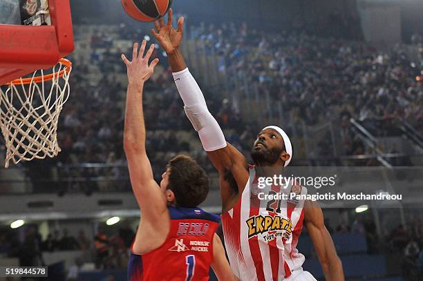 Hakim Warrick, #21 of Olympiacos Piraeus in action during the 2015-2016 Turkish Airlines Euroleague Basketball Top 16 Round 14 game between...