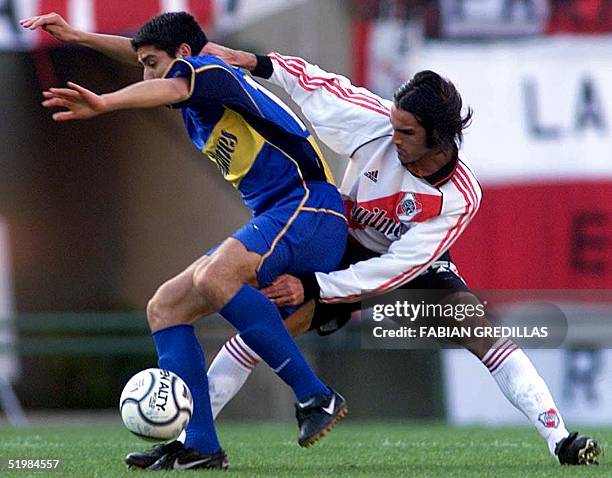 Soccer player Juan Roman Riquelme fight for the ball with Guillermo Pereyra in Buenos Aires, Argentina 16 September 2001. El futbolista de Boca...