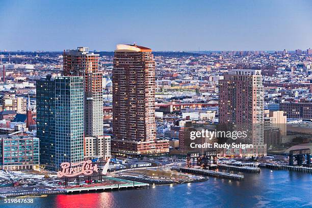 long island city waterfront - queens - new york city stock pictures, royalty-free photos & images