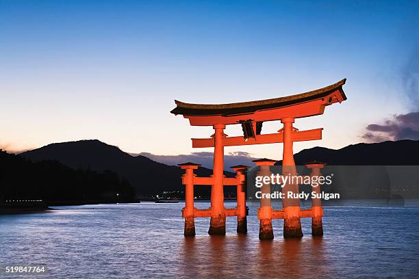 torii gate at the itsukushima jinga shrine - 厳島神社 ストックフォトと画像