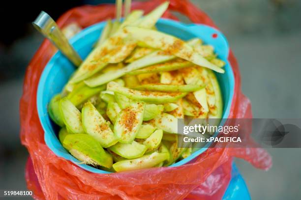 fresh green mango with chili powder - chilli powder imagens e fotografias de stock