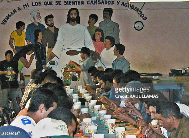 Undocumented immigrants are seen eating at San Jose de Leon where nuns attend to them Nuevo Laredo, US 02 October 2001. ACOMPANA NOTA: "ATAQUES...