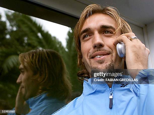 Argentine soccer player Gabriel Omar Batistuta is seen speaking on his cell phone in Buenos Aires 05 October 2001. Gabriel Omar Batistuta, de la...