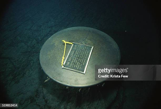 plaque on titanic's capstan - titanic - fotografias e filmes do acervo