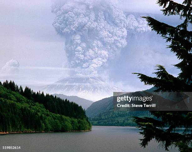 mount st. helens erupting - eruption stockfoto's en -beelden