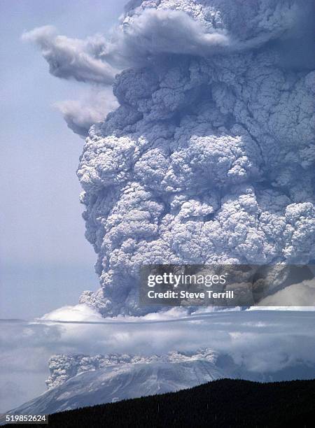 mount st. helens erupting - eruption stock-fotos und bilder