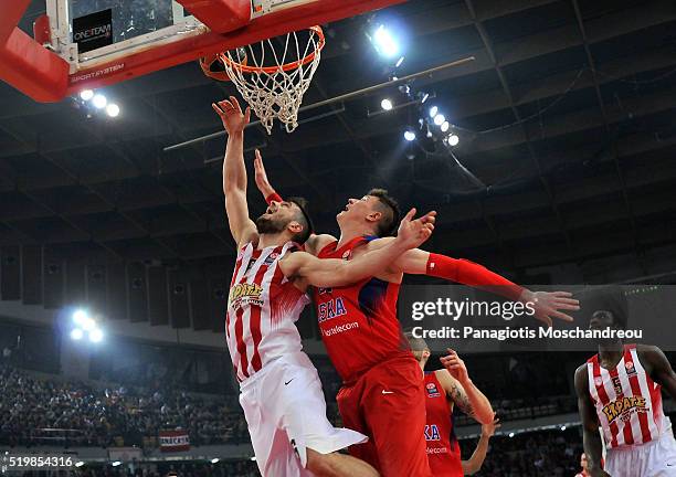 Ioannis Papapetrou, #6 of Olympiacos Piraeus competes with Andrey Vorontsevich, #20 of CSKA Moscow during the 2015-2016 Turkish Airlines Euroleague...