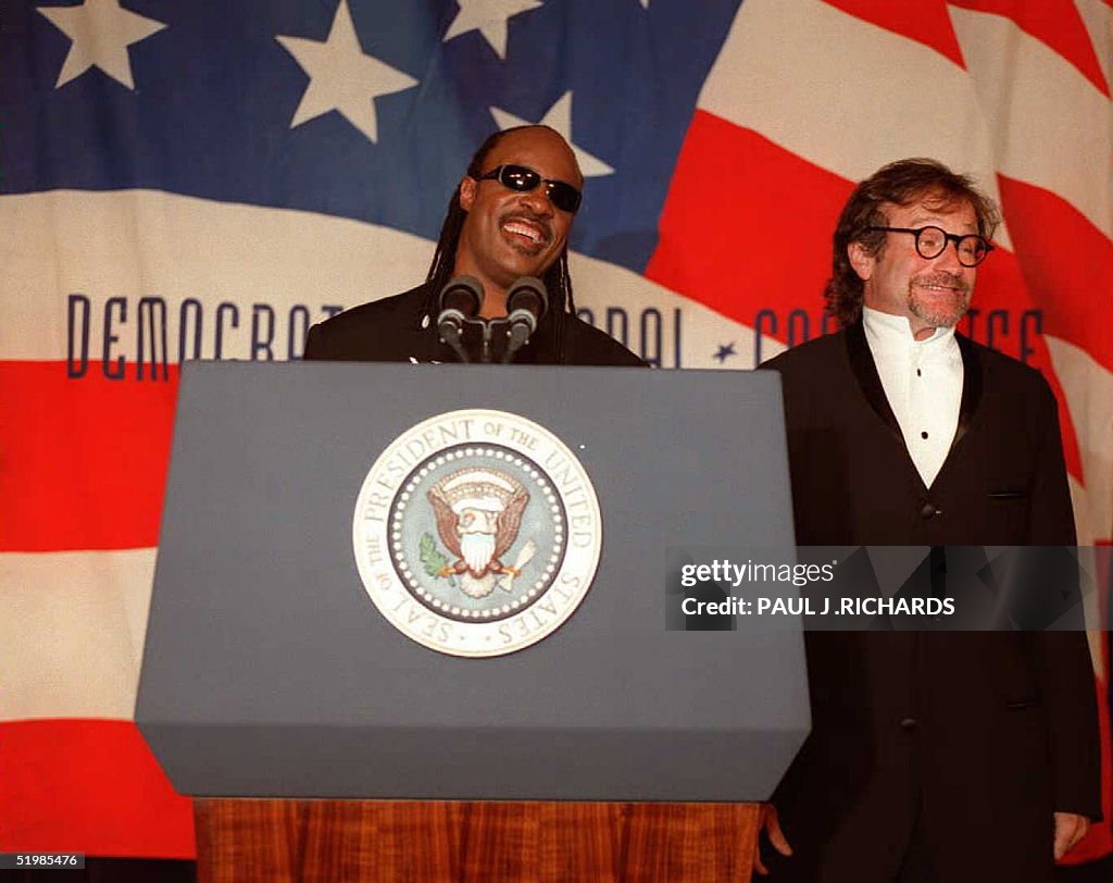 Singer Stevie Wonder(L) and comedian Robin William