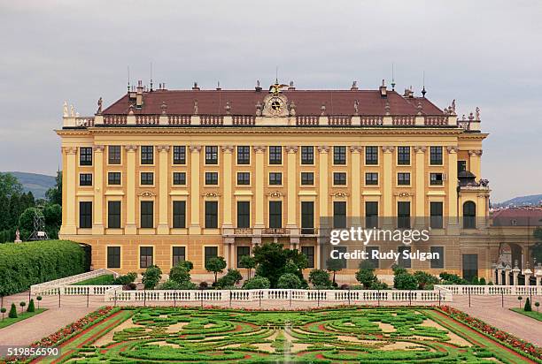 schonbrunn palace and gardens - schloss schönbrunn vienna stock-fotos und bilder