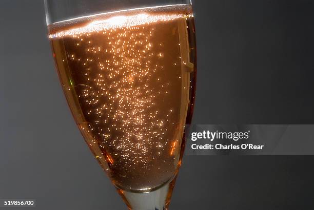 close-up of rose champagne in glass - bulles champagne photos et images de collection