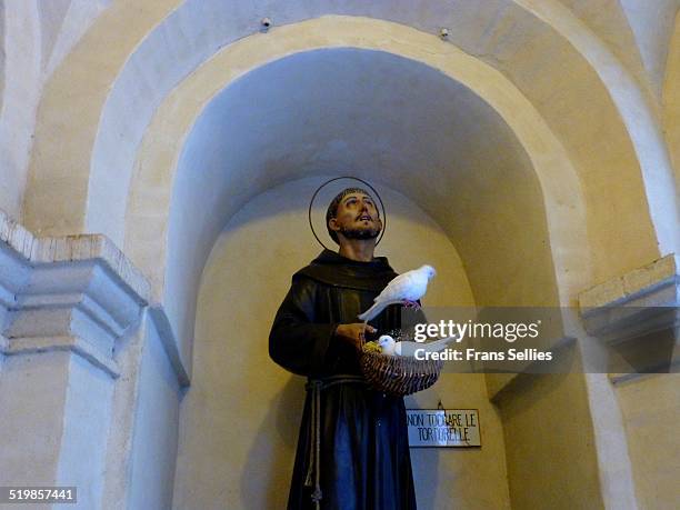 st. francis of assisi and nesting white doves - saint francis of assisi stock pictures, royalty-free photos & images