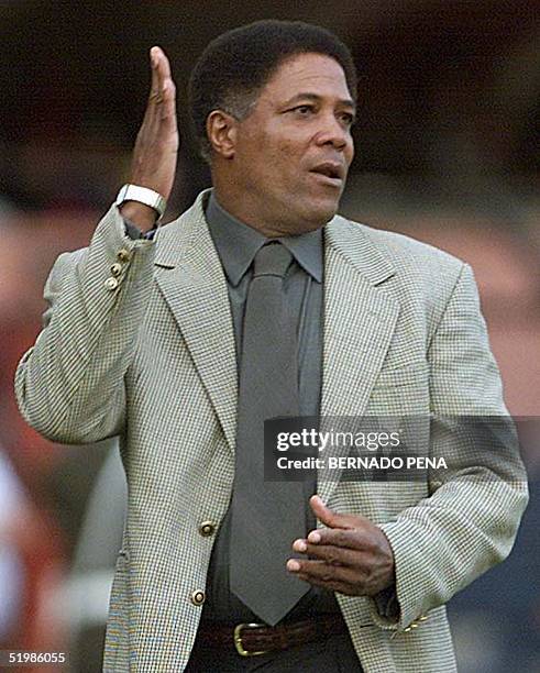Francisco Maturana, coach for the Colombian soccer team, gestures during the game against Chile in el Campin de Bogota stadium, 07 November 2001....