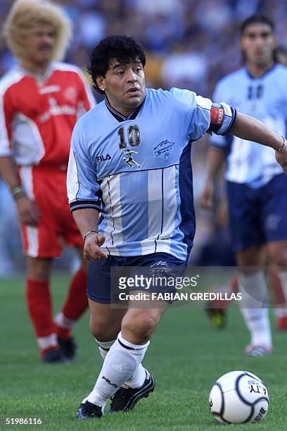 Diego Maradona is seen kicking the ball in Buenos Aires, Argentina 10 November 2001. Diego Maradona lleva la pelota, integrando por ultima vez el...