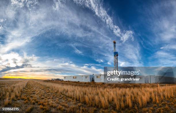 drilling fracking rig panoramic - texas shale stock pictures, royalty-free photos & images