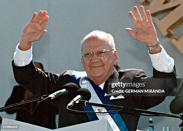 President Enrique Bolanos greets the crowd during the inauguration ceremony in Managua, Nicaragua 10 January 2002. El flamante presidente de...