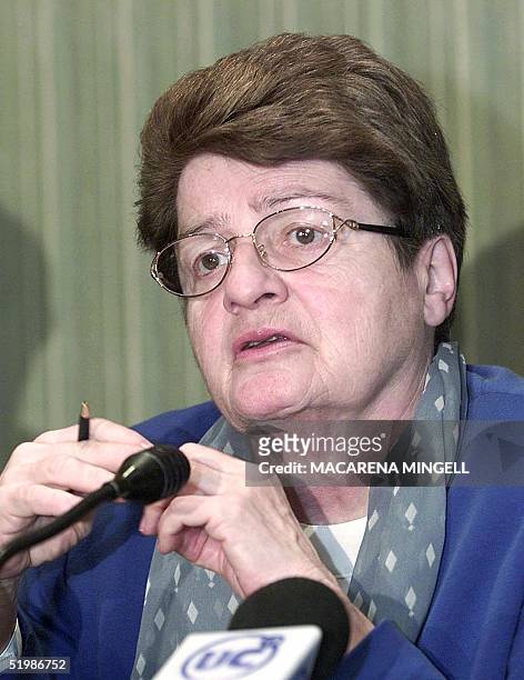 Anne Krueger, general subdirector of Fondo Monetario Internacional speaks to the press in Santiago, Chile, 18 January 2002. Anne Krueger, primera...