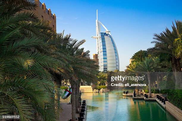 burj al arab and madinat jumeirah, dubai - hotel madinat jumeirah stockfoto's en -beelden