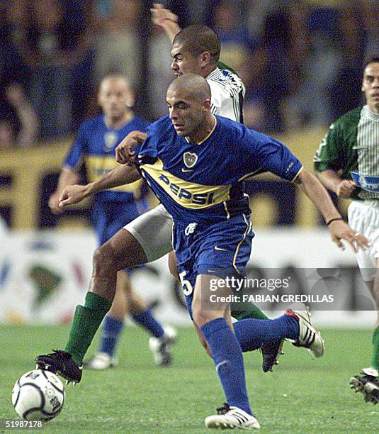 Soccer player Omar Perez of the Boca Juniors fight for the ball against Jorge Ormeno of Santiago's Wanderers, 13 February 2002 in the "La Bombonera"...