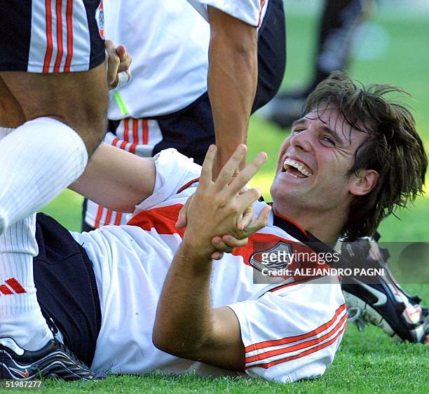 Soccer player Fernando Cavenaghi is congratulated by his teammates after scoring a goal in La Plata, Argentina 24 2002. El juvenil Fernando...