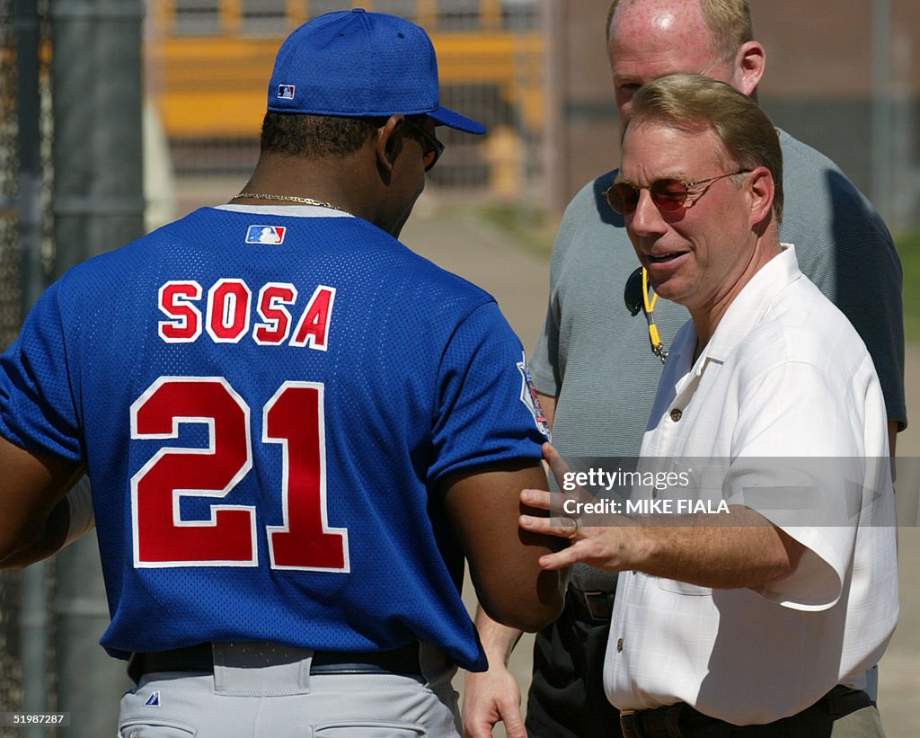 Chicago Cubs President and CEO Andy MacPhail (R) a