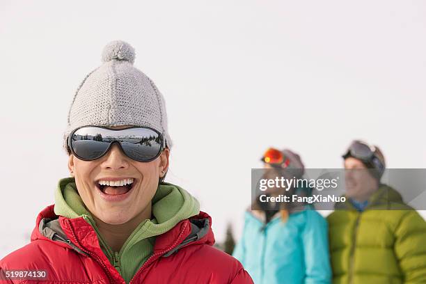 mulher no inverno - esqui e snowboard imagens e fotografias de stock