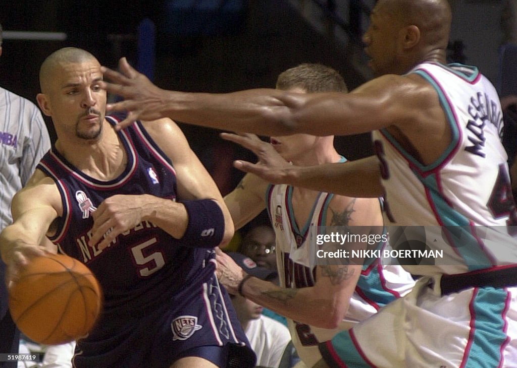 New Jersey Nets Jason Kidd (5) gets a pass off aro