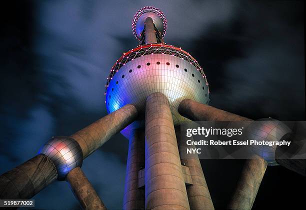 oriental pearl tv tower in shanghai - torre oriental pearl imagens e fotografias de stock