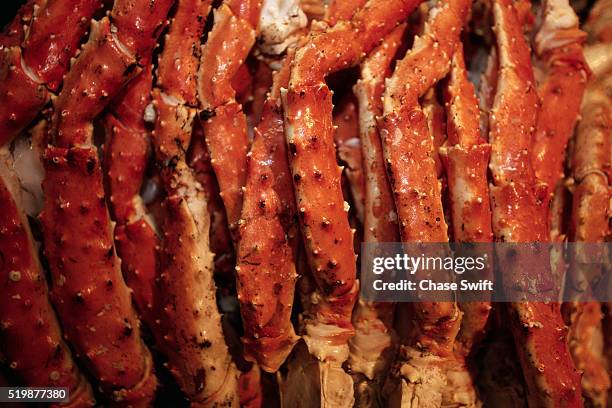 alaskan king crab legs - alaskan king crab foto e immagini stock