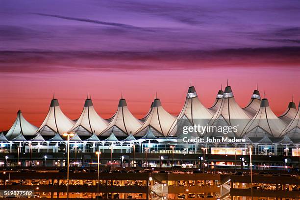 denver international airport at dusk - aeropuerto internacional de denver fotografías e imágenes de stock