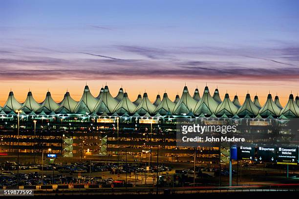 denver international airport at dusk - denver international airport stock-fotos und bilder
