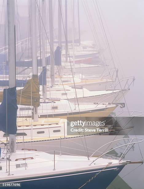sailboats in fog - albero maestro foto e immagini stock