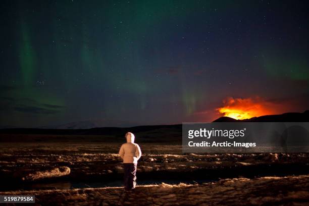aurora borealis over eruption at eyjafjallajokull glacier - fimmvorduhals volcano stock-fotos und bilder