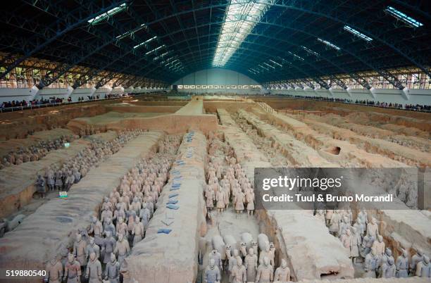 china, shaanxi, xian, the army of terracotta warriors - mausoleum stock-fotos und bilder