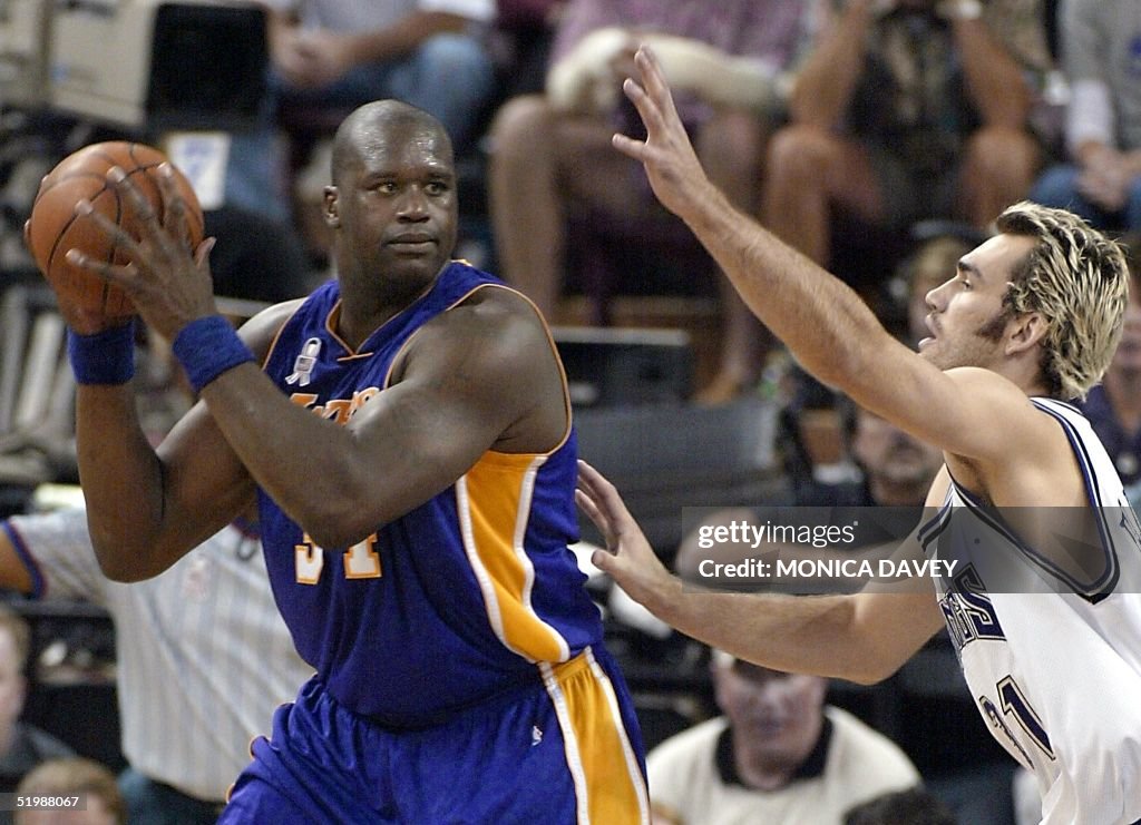 Shaquille O'Neal (L) of the Los Angeles Lakers is