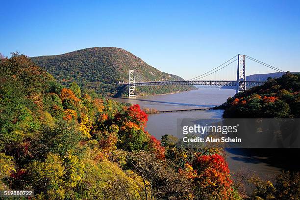 bear mountain bridge and autumn trees - bear mountain bridge fotografías e imágenes de stock