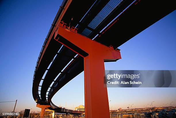 newark airport monorail track - newark international airport stock pictures, royalty-free photos & images