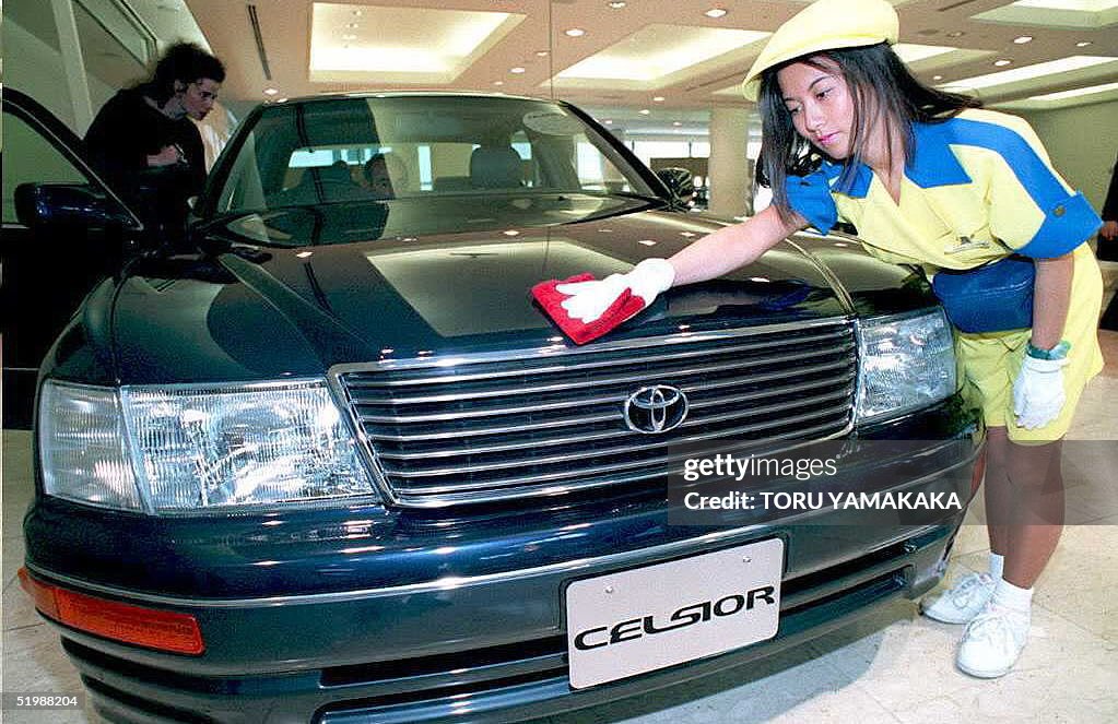 A Toyota employee polishes the hood of a "Celsior,