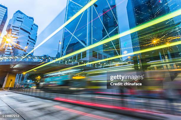 beleuchtete wolkenkratzer und leichte wanderwege in hong kong - asien metropole nachtleben stock-fotos und bilder