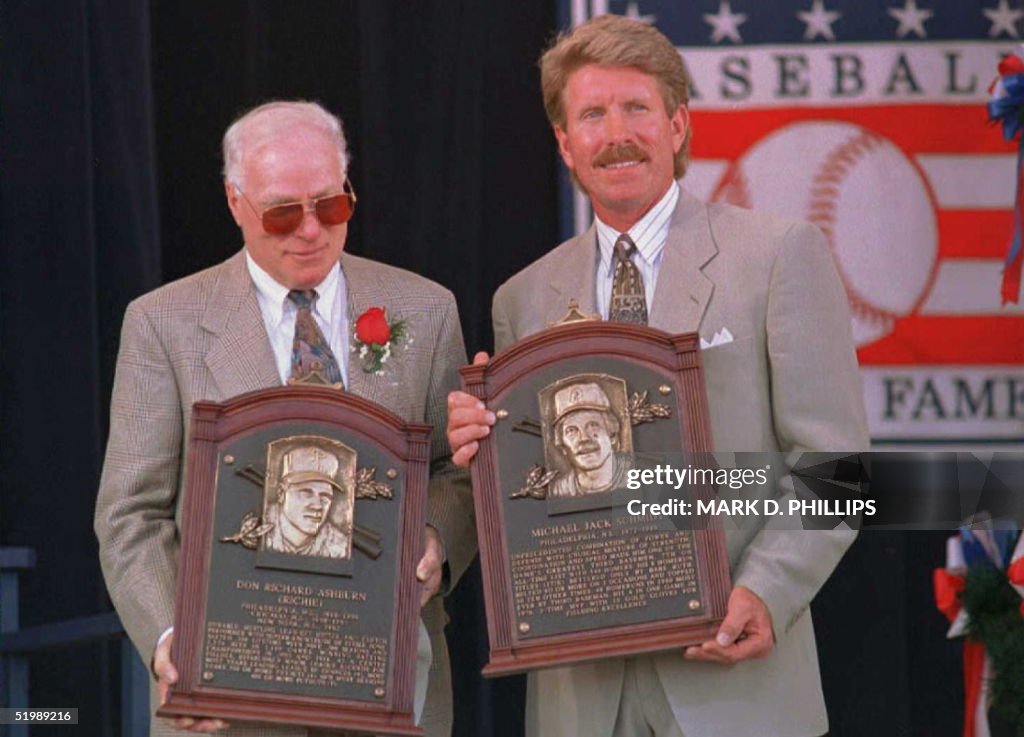 Richie Ashburn (L) and Mike Schmidt (R) hold their