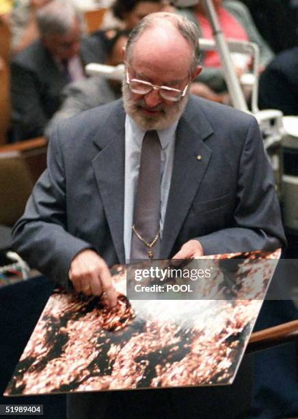 Blood spatter expert Herbert MacDonell shows an enlarged photograph of a blood stained sock to the jury in the O.J. Simpson murder trial 27 July in...