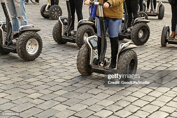 touristen fahren roller - segway stock-fotos und bilder