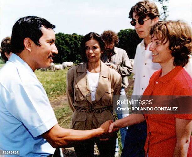 Jennifer Harbury , viuda del guerrillero guatemalteco Efrain Bamaca, es saludada por un policia en el campamento militar "la Montanita", 356kms al...