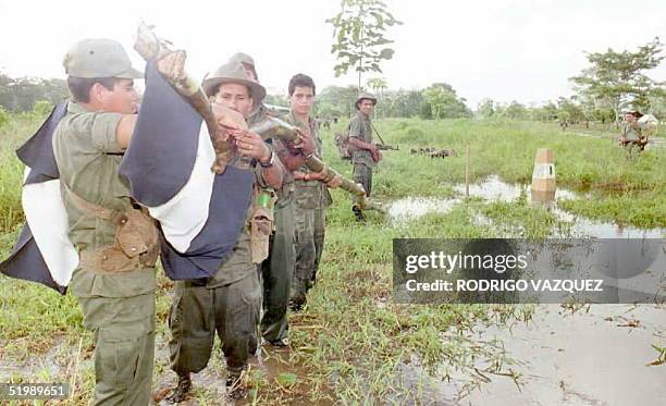 Soldados del Ejercito Popular Sandinista amarran 13 Julio en un tronco de arbol la bandera de Nicaragua en la localidad de Jumusa distante 200 Km al...