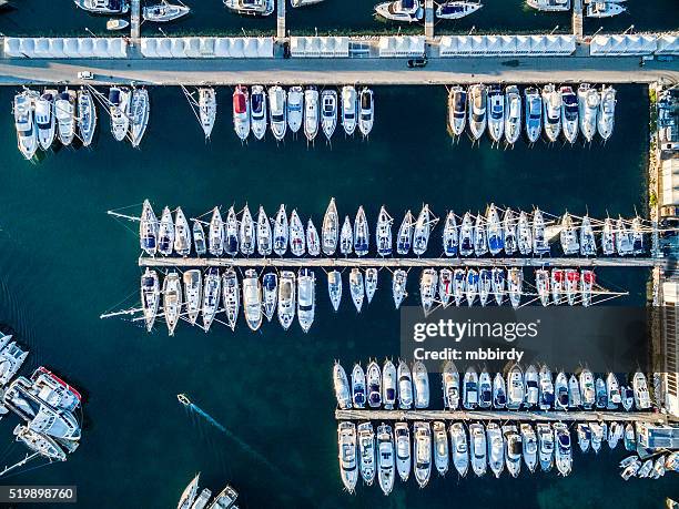 la bahía y la marina de yates y veleros - puerto deportivo fotografías e imágenes de stock