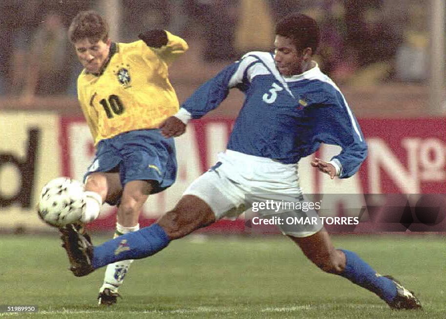 Ecuadorian M. Tenario (R) unsuccesfully tries to s