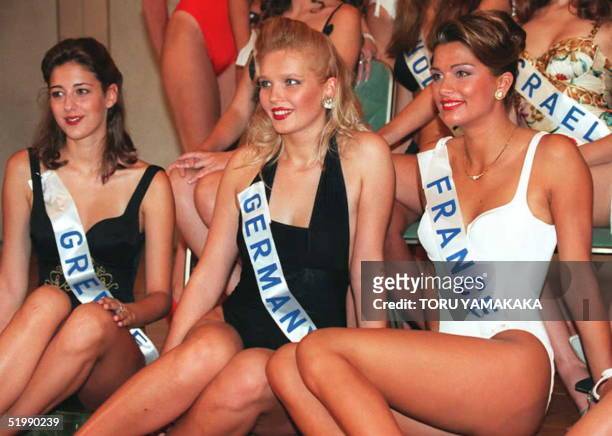 Three European beauties pose for photographers during the Miss International beauty pagent '95 photo session in a Tokyo hotel 29 August. L-R are:...