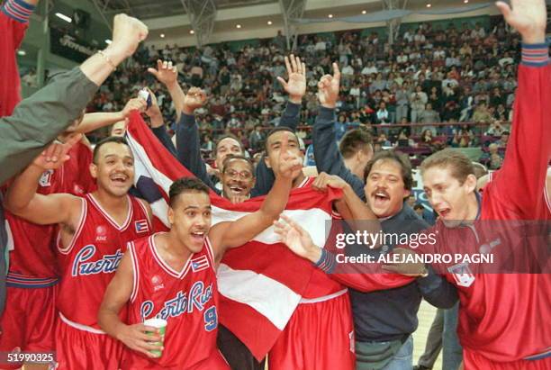 Jugadores y allegados al equipo de Puerto Rico festejan el triunfo sobre Brasil por 98 a 81, 26 de agosto en el estadio Ruca Che de Neuquen lugo del...