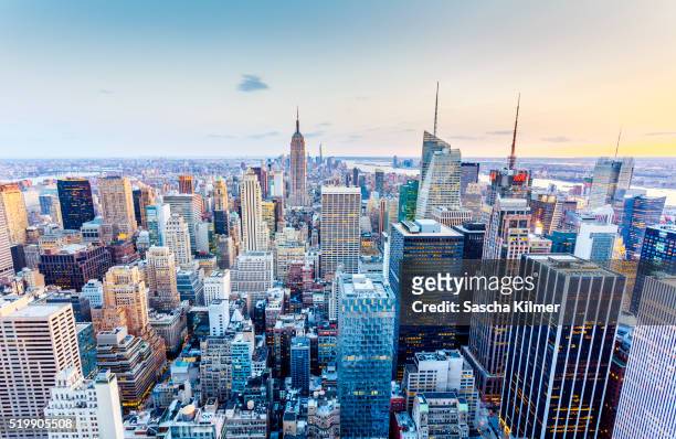 new york midtown manhattan skyline - centro rockefeller fotografías e imágenes de stock