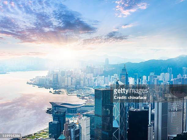 belo nascer do sol sobre o porto de victoria - hong kong imagens e fotografias de stock