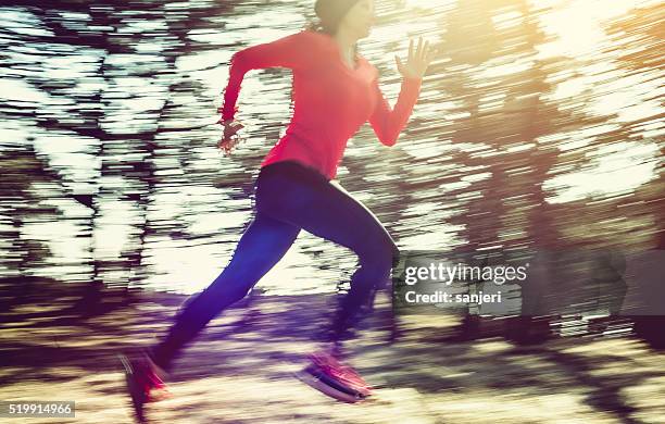erwachsene frau läuft im freien konzept - ultramarathon stock-fotos und bilder